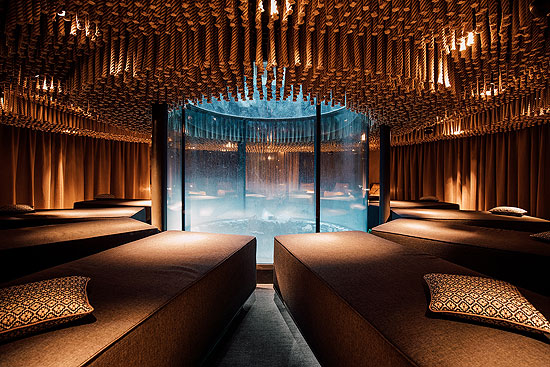 Das Herzstück des Jungbrunn SPA ist die hauseigene, mithilfe eines Glasschachts sichtbare Quelle, erlebbar im Ruheraum „Quellenruh“. Bildnachweis: Hotel Jungbrunn, Tannheim/Tirol